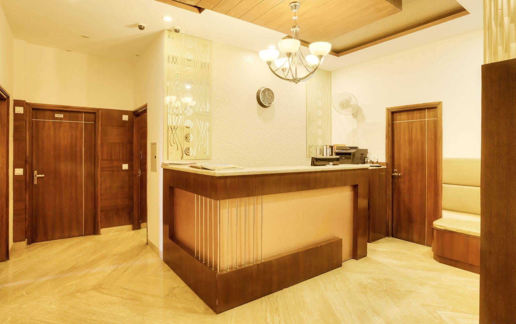 Mint Hotel Чандигарх Экстерьер фото